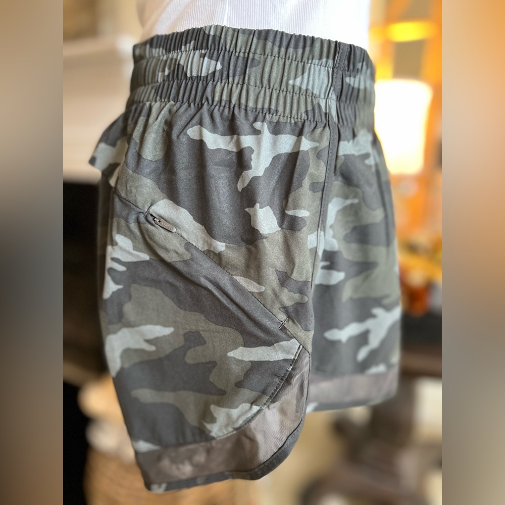 EUC! ATHLETA MESH RACER RUN MID RISE 4 SHORT size small - Picture 2 of 12